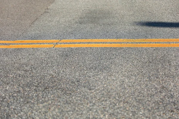 Çift Sarı Çizgi Caddeleri Trafik Kurallarını Simgeliyor Geçiş Bölgeleri Yol — Stok fotoğraf