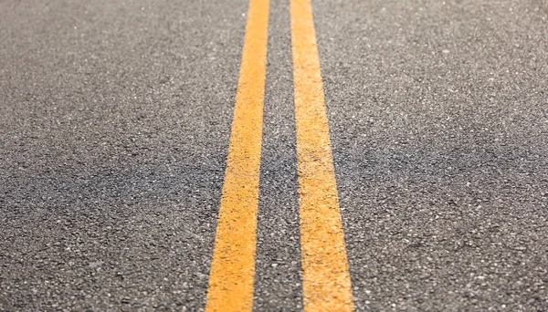 Dubbele Gele Lijn Straten Symboliseren Verkeersregulering Geen Passerende Zones Weggrenzen — Stockfoto