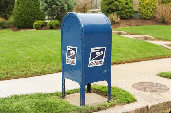 城市公园邮筒上的信箱 — 图库照片