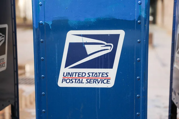 Postaláda Post Egy Kék Háttér — Stock Fotó