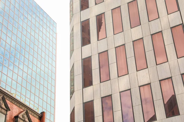 ガラス窓と空を備えたモダンな建物のファサード — ストック写真
