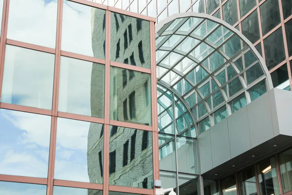 Camdan Pencereli Modern Ofis Binası — Stok fotoğraf