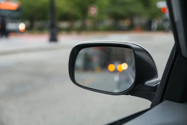 汽车的镜子反映了前方的旅程 象征着自我反思 意识和对进步的不断追求 — 图库照片