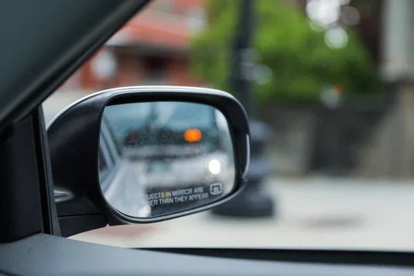 汽车的镜子反映了前方的旅程 象征着自我反思 意识和对进步的不断追求 — 图库照片