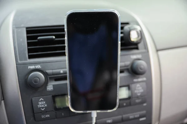 Uomo Sta Caricando Auto Con Telefono Cellulare — Foto Stock