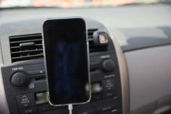 Автомобіль Заряджається Мобільний Смартфон — стокове фото