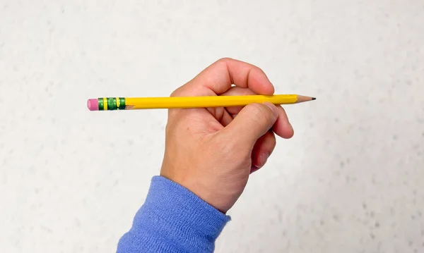 Eine Hand Hält Einen Bleistift Auf Weißem Hintergrund — Stockfoto