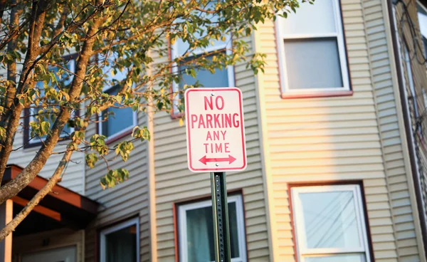 城市街道上的一个停车标志 — 图库照片