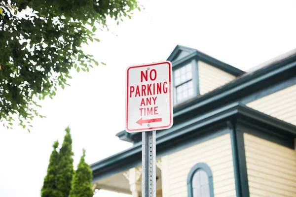 路上駐車スペースのない駐車標識はありません — ストック写真