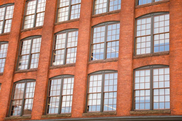 窓のある古いレンガ造りの建物の窓 — ストック写真