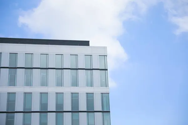 Mavi Gökyüzü Arka Planında Modern Ofis Binası Güneş Işığının Biçimlendirilmiş — Stok fotoğraf