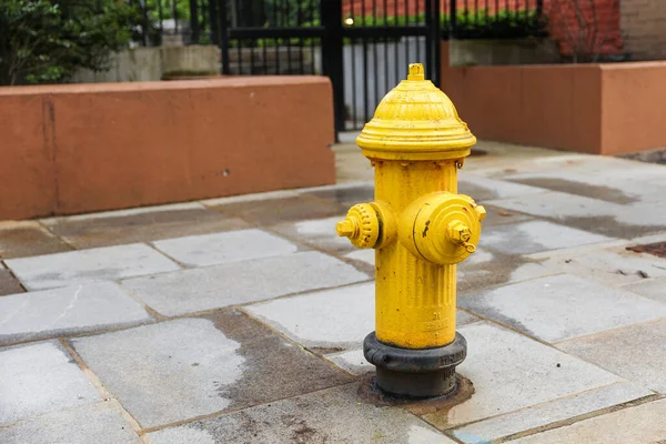 Κίτρινος Πυροσβεστικός Κρουνός Στην Είσοδο Ενός Παλιού Πλίνθινου Σπιτιού — Φωτογραφία Αρχείου