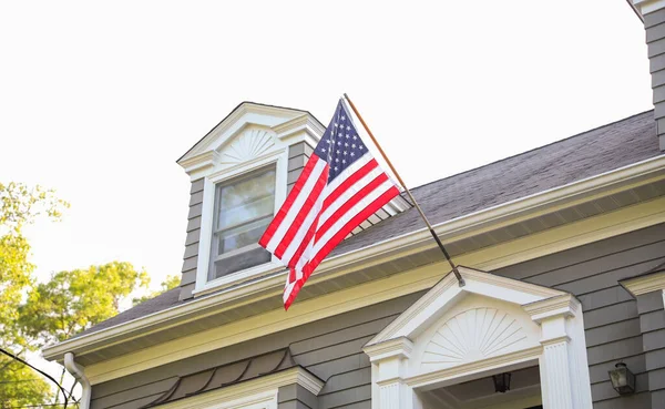 Αμερικανική Σημαία Στην Οροφή Του Σπιτιού — Φωτογραφία Αρχείου