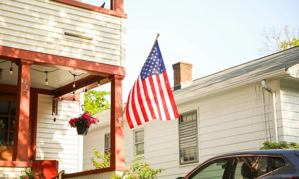 Şehirde Bir Sokakta Amerikan Bayrağı — Stok fotoğraf