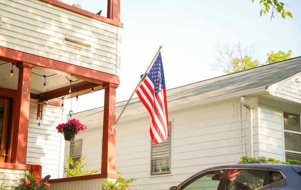 Evin Çatısında Amerikan Bayrağı — Stok fotoğraf