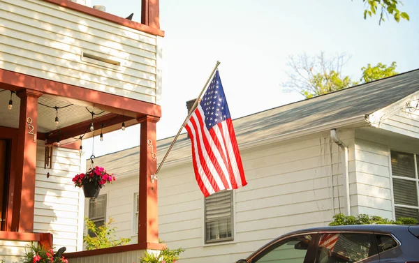 Bandera Casa Frente Una Bandera Americana Hermoso Día — Foto de Stock