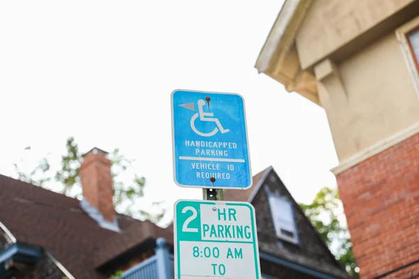 Blue White Wheelchair Symbol Signpost Representing Accessibility Inclusivity Individuals Disabilities — Stock Photo, Image