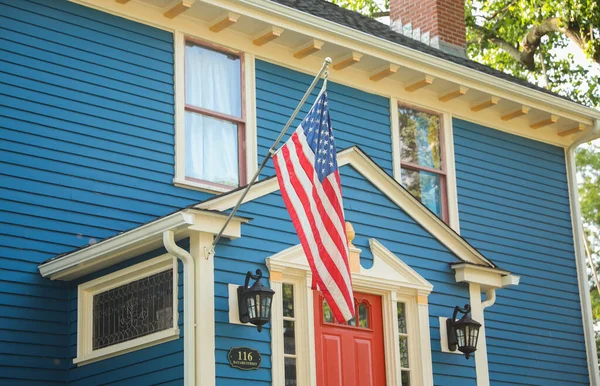 Tarihi Amerikan Kasabasının Önünde Bayraklı Bir - Stok İmaj