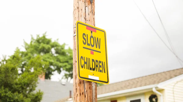 Яркий Желтый Знак Силуэтом Детей Пешеходов Символизирующий Осторожность Безопасность Важность — стоковое фото