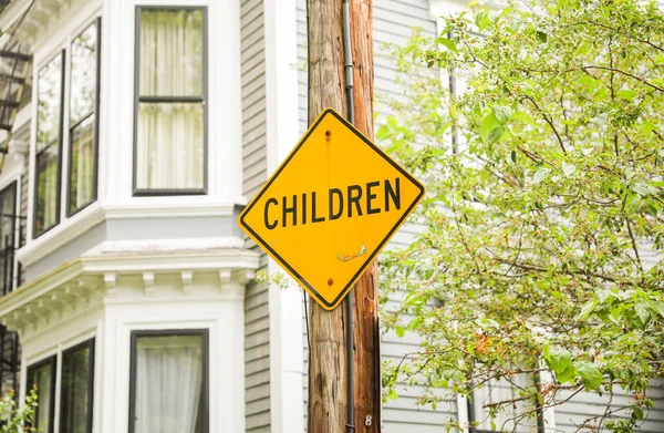 Ζωηρή Κίτρινη Πινακίδα Σιλουέτα Παιδιών Και Πεζών Που Συμβολίζει Την — Φωτογραφία Αρχείου