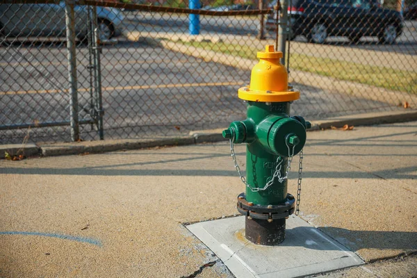 Gelber Wasserhydrant Auf Dem Gehweg — Stockfoto