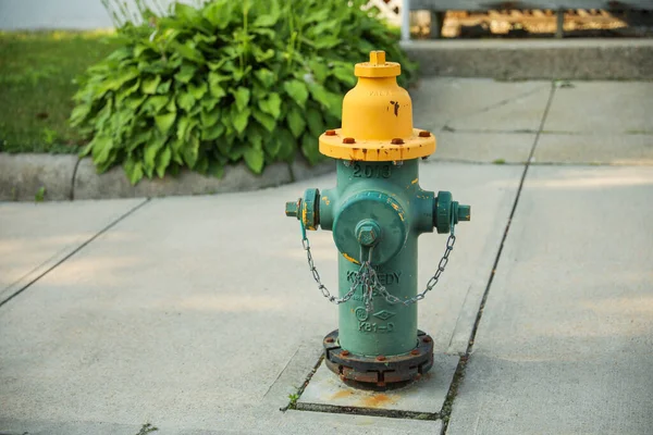 Alter Wasserhydrant Auf Der Straße — Stockfoto