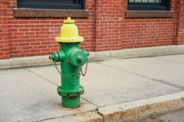 Hidrante Incêndio Fica Alto Movimentada Rua Cidade Representando Preparação Segurança — Fotografia de Stock
