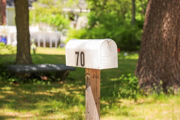 一个古色古香的信箱矗立在一座漂亮的房子前 象征着沟通 联系和一种家的感觉 — 图库照片