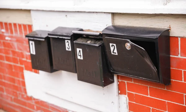 一个古色古香的信箱矗立在一座漂亮的房子前 象征着沟通 联系和一种家的感觉 — 图库照片