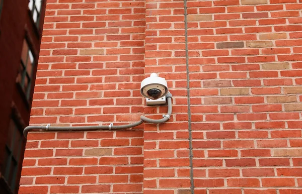 监控和公共安全 监控摄像头抓住了社会的眼睛 既提供了保证 也为公共场所的隐私提供了担忧 — 图库照片