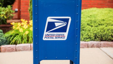 Providence, RI, ABD, 19 Haziran 2023 - Amerikan bayrağına karşı ABD Posta Servisi güven, iletişim ve birlik sağlamak