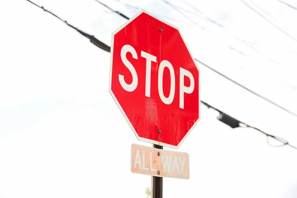 Έντονη Κόκκινη Πινακίδα Στάση Στέκεται Ένα Παγκόσμιο Σύμβολο Της Προσοχής — Φωτογραφία Αρχείου
