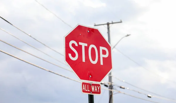 Έντονη Κόκκινη Πινακίδα Στάση Στέκεται Ένα Παγκόσμιο Σύμβολο Της Προσοχής — Φωτογραφία Αρχείου