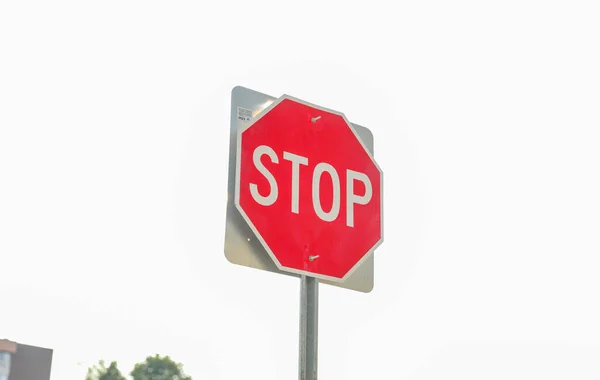 醒目的红色停车标志是一种普遍的警告标志 应引起人们的注意 并敦促人们为安全和秩序暂时停车 — 图库照片