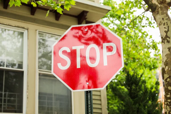 醒目的红色停车标志是一种普遍的警告标志 应引起人们的注意 并敦促人们为安全和秩序暂时停车 — 图库照片