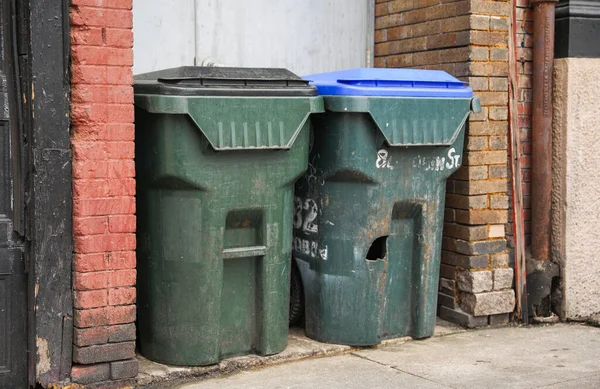 一个废弃的垃圾桶坐落在一条贫瘠的街道上 象征着浪费 忽视和采取负责任的环境行动的紧迫性 — 图库照片