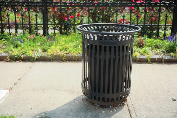 Wyrzucony Kosz Śmieci Znajduje Się Jałowej Ulicy Symbolizując Odpady Zaniedbania — Zdjęcie stockowe