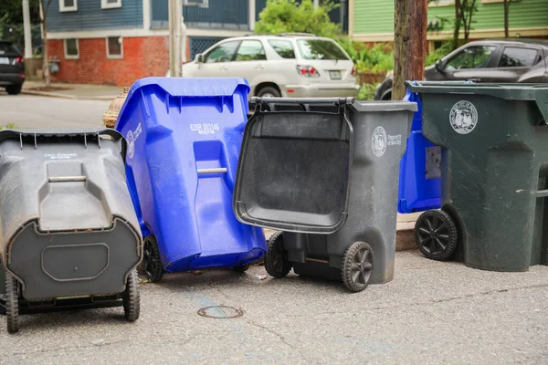 버려진 쓰레기통 거리에 있는데 쓰레기 책임감 환경적 행동의 긴급성을 상징한다 — 스톡 사진