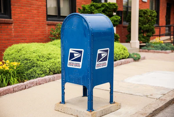 2023年6月19日 美国德克萨斯州普罗维登斯市 美国邮政局在全国各地连接社区 提供信任 通信和团结方面的标志 美国邮政署反对美国国旗 — 图库照片