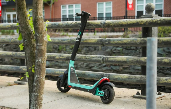 2013年6月19日アメリカの都市景観に停められた一連の電動スクーターは 持続可能なモビリティ 都市利便性 公共電動スクーター会社の成長を代表しています — ストック写真