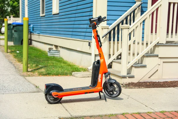 2013年6月19日アメリカの都市景観に停められた一連の電動スクーターは 持続可能なモビリティ 都市利便性 公共電動スクーター会社の成長を代表しています — ストック写真