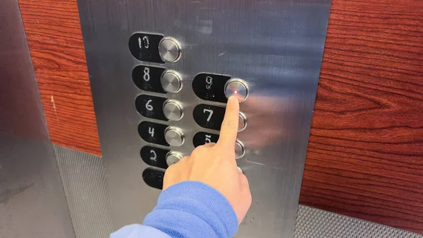 エレベーターのボタンと標識は現代の都市生活における利便性 垂直移動性 制御を表します 効率性 アクセシビリティ 床間の旅を象徴しています — ストック写真