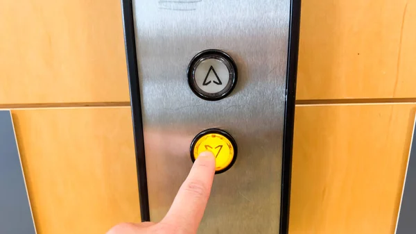 电梯按钮和标志 代表现代城市生活中的便利性 垂直移动性和控制 象征效率 无障碍环境和楼层之间的旅行 — 图库照片