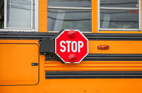 красный школьный автобус знак остановки на дороге 