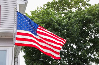 Vatanseverliğin ve özgürlüğün sembolü olan ABD bayrağı, mavi gökyüzüne gururla el sallayarak, 4 Temmuz ve Anma Günü gibi Amerikan bayramlarının ruhunu somutlaştırıyor.