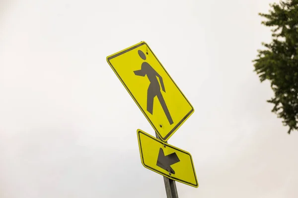 Яркий Желтый Знак Пешехода Стоит Высоко Символизируя Безопасность Бдительность Важность — стоковое фото
