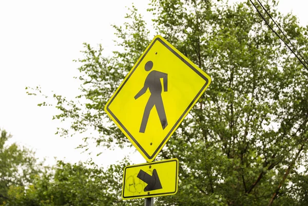 Élénk Sárga Gyalogos Tábla Áll Magas Szimbolizálja Biztonságot Éberséget Gyalogosok — Stock Fotó