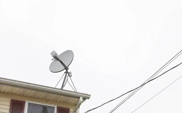 Die Satellitenschüssel Und Radioantennen Auf Den Häusern Repräsentieren Die Transformative — Stockfoto