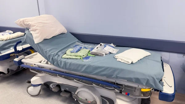医院病床是脆弱和希望的象征 它代表着生与死 康复与疾病之间的微妙平衡 — 图库照片