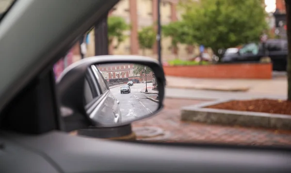 汽车反射镜反映了内省 导航和透视 象征着自我意识 前进的道路和内在的旅程 概念形象 — 图库照片